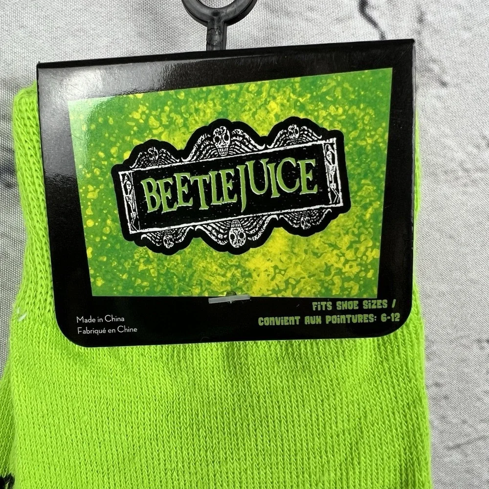 NEW BEETLEJUICE Crew Socks Size MENS 6-12 Handbook For Recently Deceased 1‎ Pair